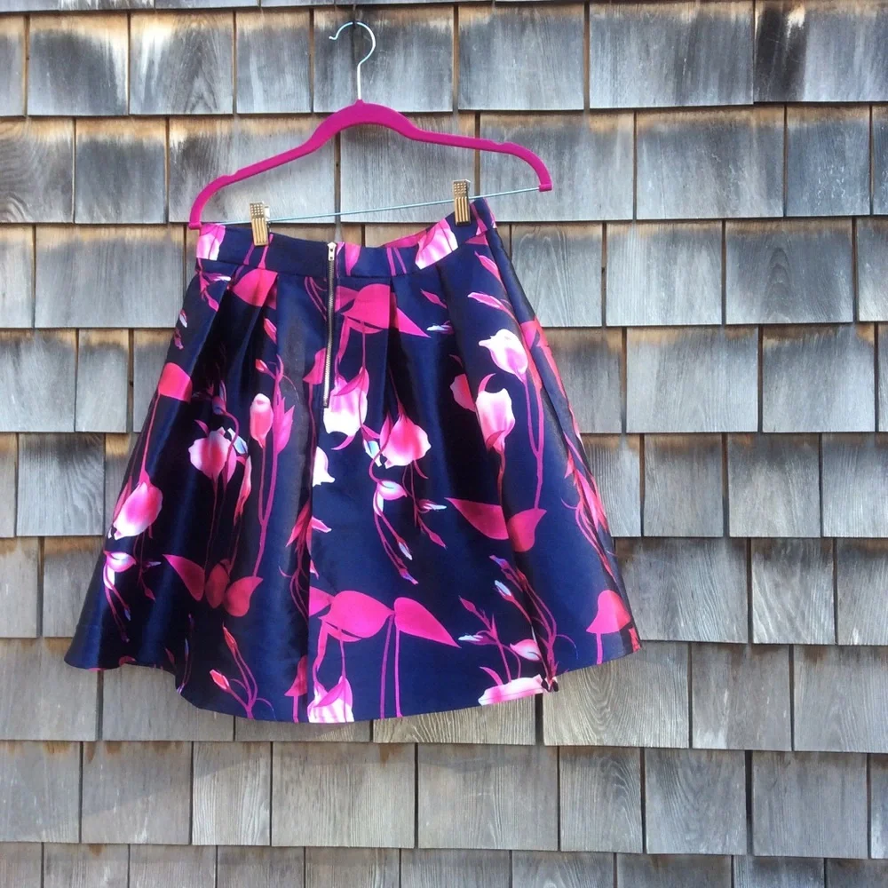 - Skirt - Picture 2 of 3